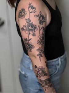 Fine line floral half sleeve