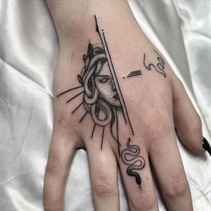 Medusa fine line hand piece with snake ring